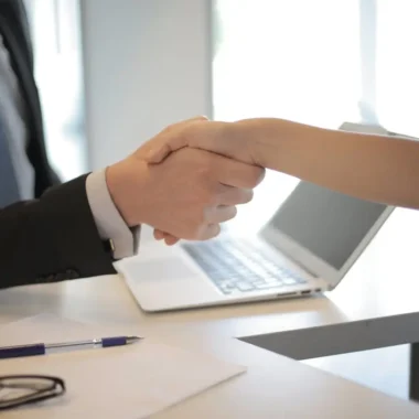 Empresário analisando candidatos em um computador, representando um infoprodutor contratando um Closer Digital.