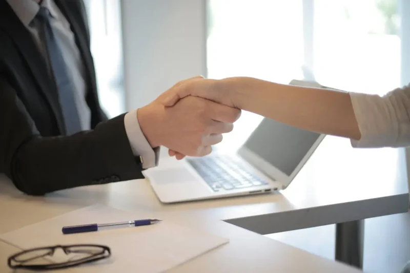 Empresário analisando candidatos em um computador, representando um infoprodutor contratando um Closer Digital.