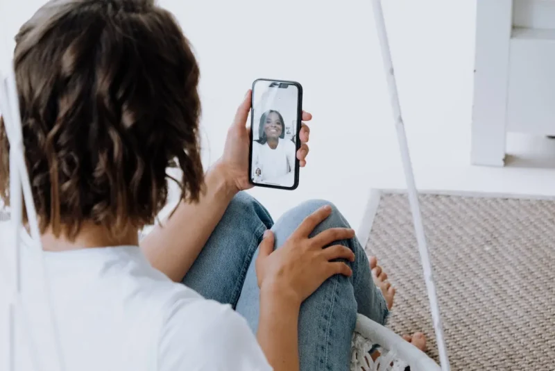 Profissional realizando uma videochamada, representando a rotina de um Closer Digital.